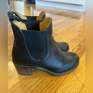 Frye Sabrina Chelsea - size 8. Excellent condition! Color: black.